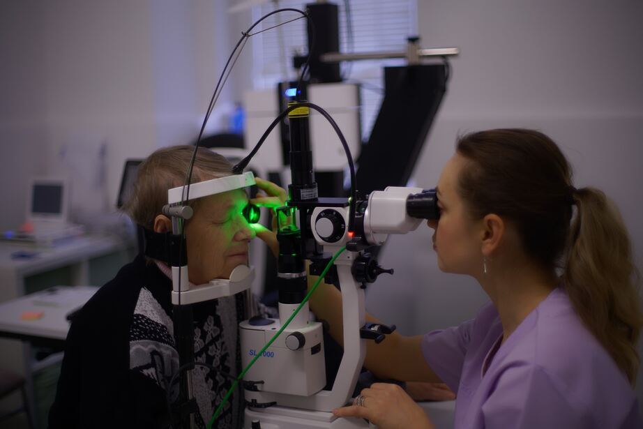 Jak przygotować się na badanie wzroku i dobór soczewek kontaktowych przez optometrystę i optyka Gdańsk